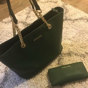 Michael Kors Jet Set Bag + wallet/wristlet - green